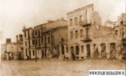 Zrujnowane domy wzdłuż ul. Warszawskiej. (zdj. ze zbiorów Roberta Niemiry)
