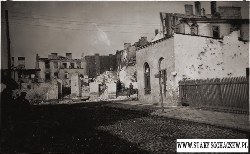 Wyjazd z ulicy Wąskiej na Traugutta. Widok na ruiny dzielnicy żydowskiej.