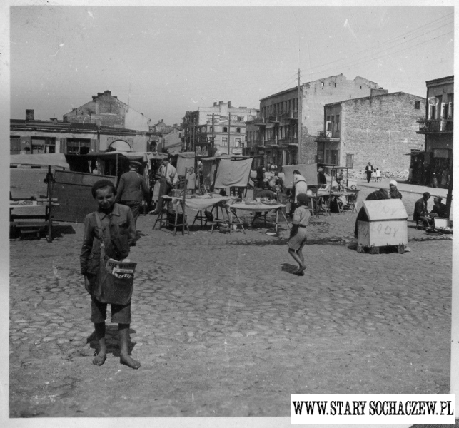 Gazeciarz na placu Kościuszki - sierpień 1940.