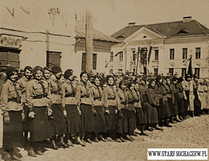 Hufiec Szkoły Handlowej przed defiladą 3 Maja. Plac Kościuszki, rok 1938.