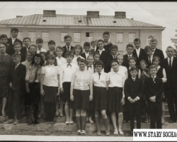 Przed szkołą nr 1. Rok 1965.